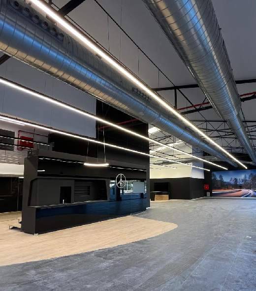 imagen de trabajo de pintura en cubierta y paredes concesionario Mercedes